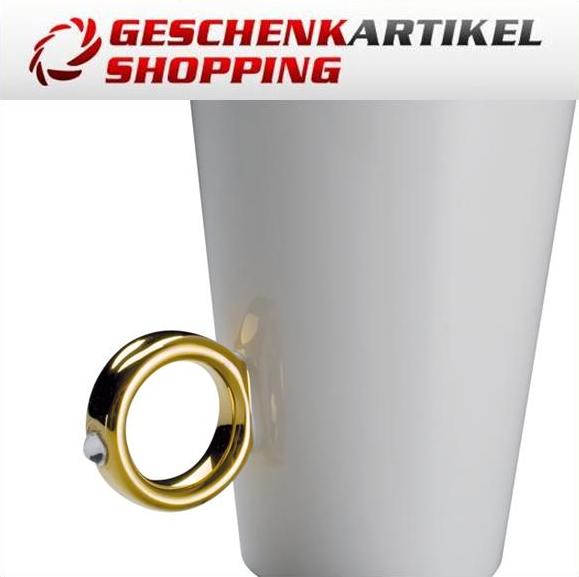 Kaffeebecher mit goldfarbenem Ring und Strassstein als Henkel