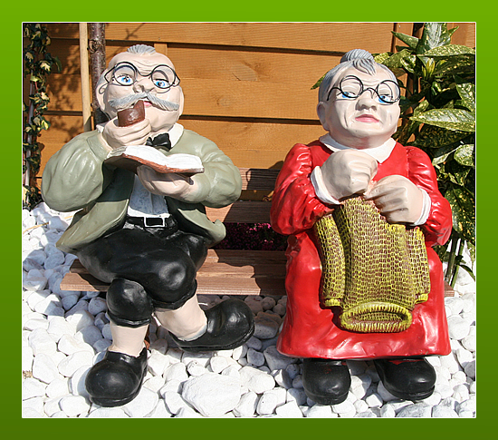 Oma und Opa auf einer Gartenbank Holzbank Gartenfigur eBay