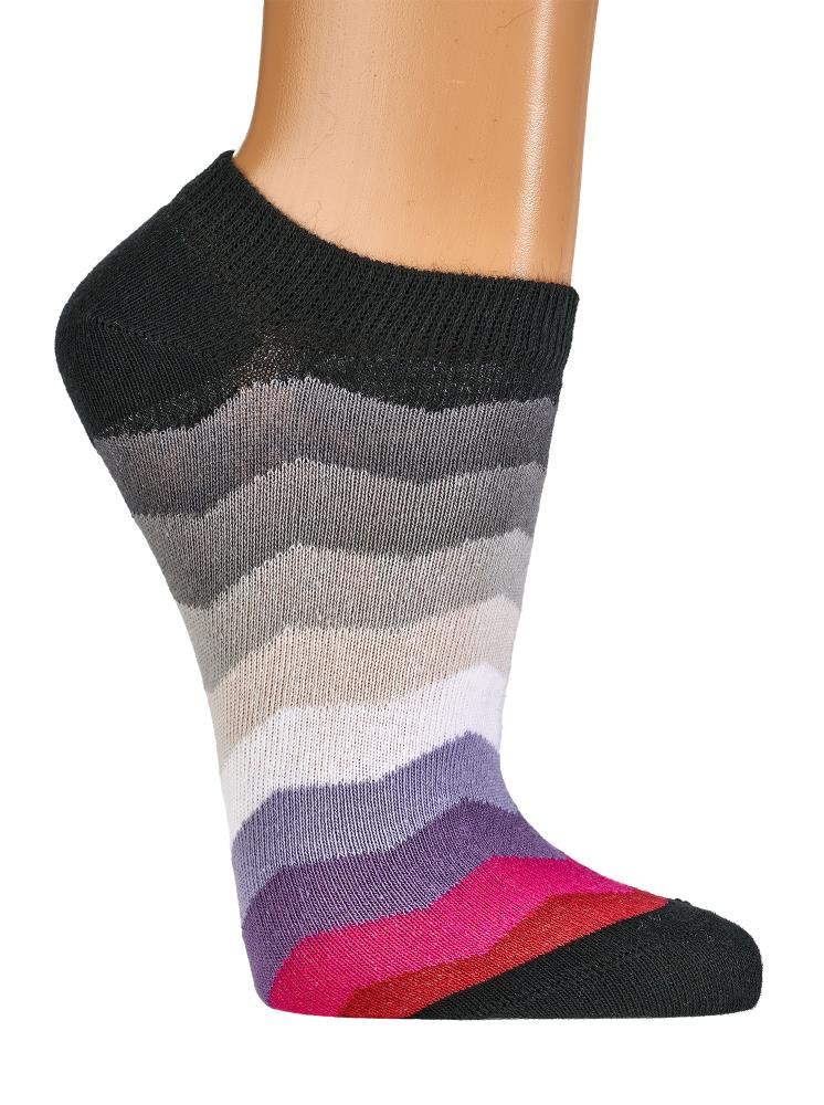 Damen Sneakersocken Regenbogen getragen