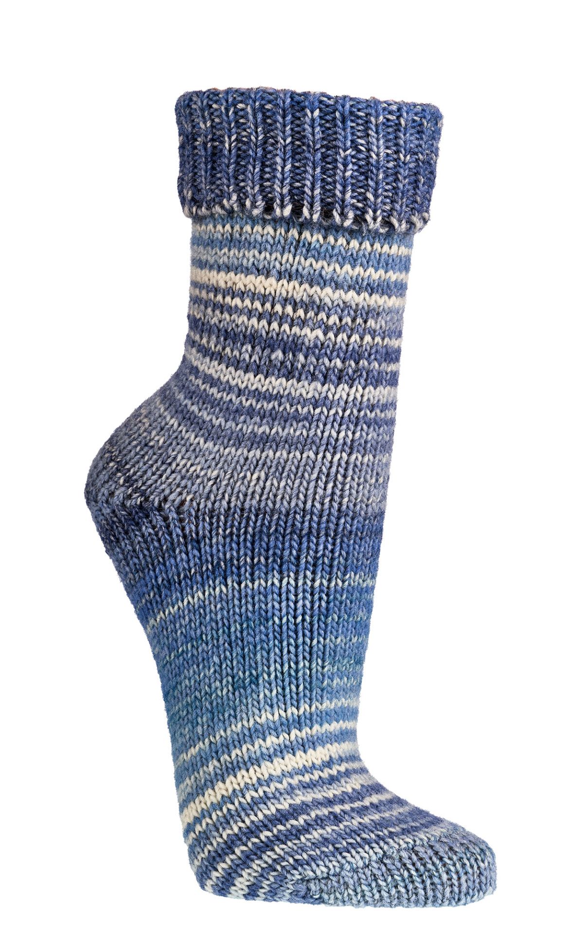 Skandinavische Wollsocken in der Farbe Jeans am Bein