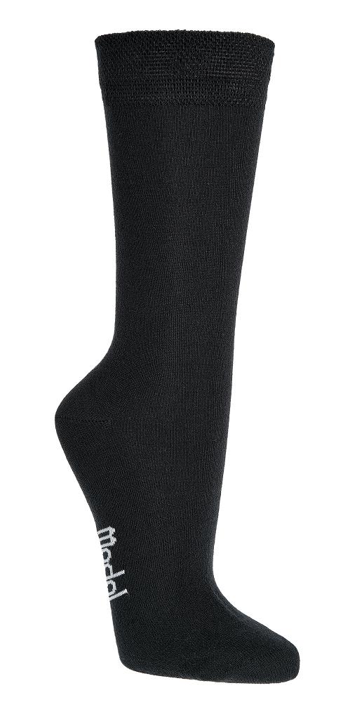 Schwarze Modal Socken getragen