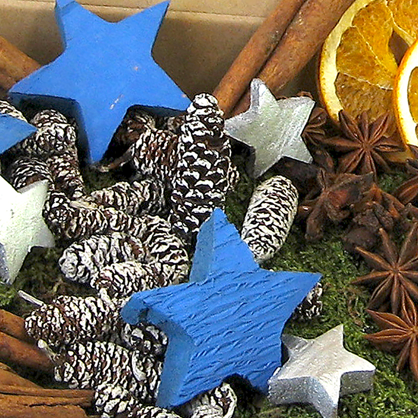 Weihnachtsmix mit blauen und silbernen Sternen