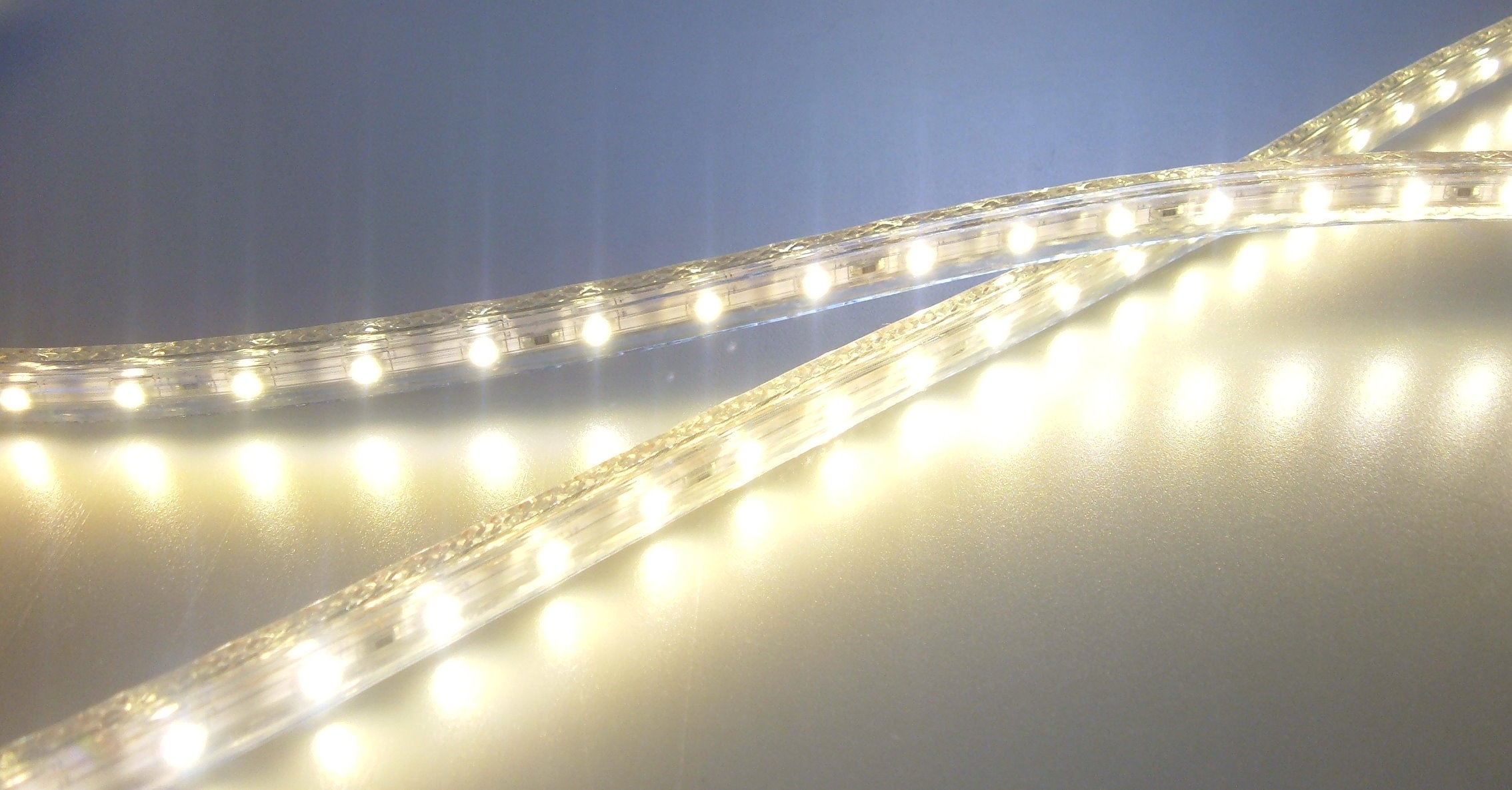 LICHT DISCOUNT 230V LED Lichtleiste 1m (30 SMD LEDs) - Decken Leiste  Wandlampe IP44 warmweiss inkl. Netzstecker : : Beleuchtung