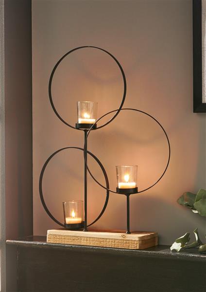 Windlicht "Ringe" aus mattschwarz lackiertem Metall mit Sockel recyceltem Holz, 3 Glas-Windlichter in großen Metallringen, Teelichthalter