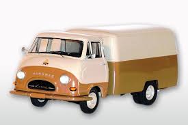 G35105_2 Golden Oldies Hanomag Kurier mit Kofferaufbau 1:32 Grundfarben beige/braun