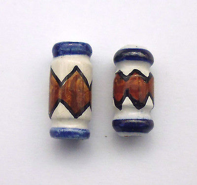 2 Stück Peruperle Walze ca 8x18 mm braun blau weiß Keramik mit Muster