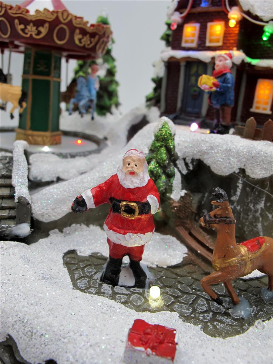 LED Winterdorf mit drehendem Karussell, Weihnachtsdeko mit bunter  Beleuchtung